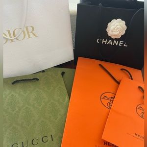 Paper shopping bags